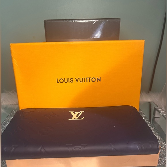 Authentic Louis Vuitton Matte Vernis Zippy Wallet - Picture 7 of 16